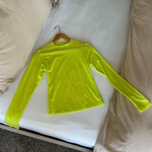 NWOT SKIMS Medium Fits Everybody Long Sleeve Top in Daffodil Yellow - Picture 2 of 4